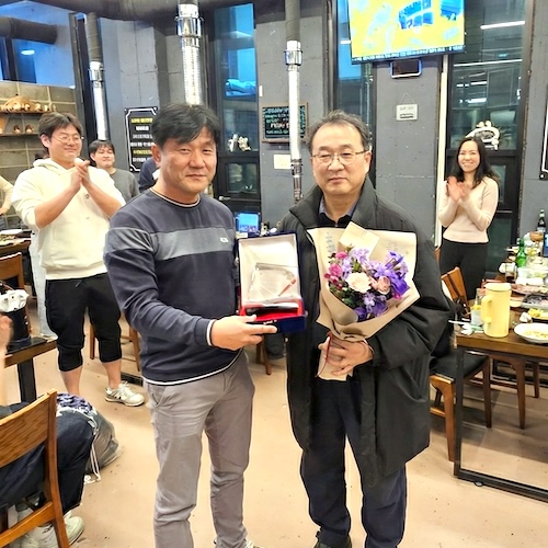 정년 퇴임 감사패를 잘 전달했습니다