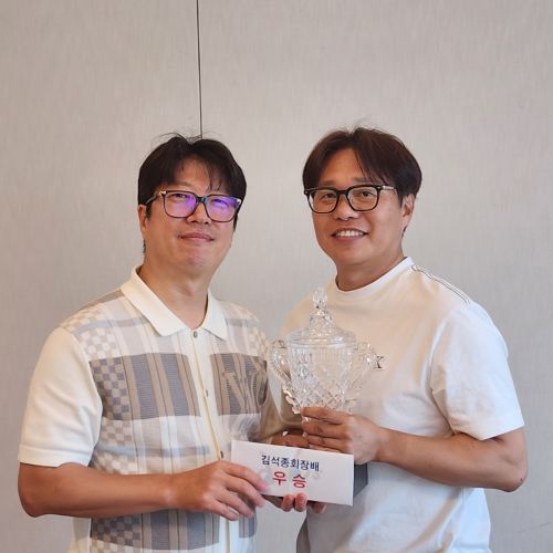 크리스탈 트로피가 예쁘고 회원들이 좋아하셨습니다
