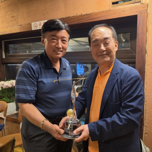 홀인원 당사자가 기념패에 매우 만족했습니다