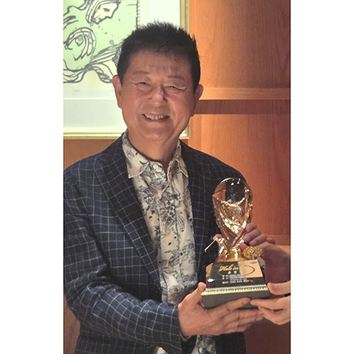 홀인원을 기념해 트로피를 준비했습니다
