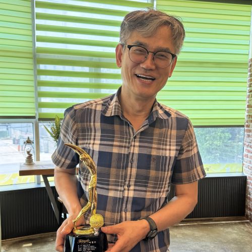 우리회 회원님의 싱글을 축하하며 상패를 전달하였습니다