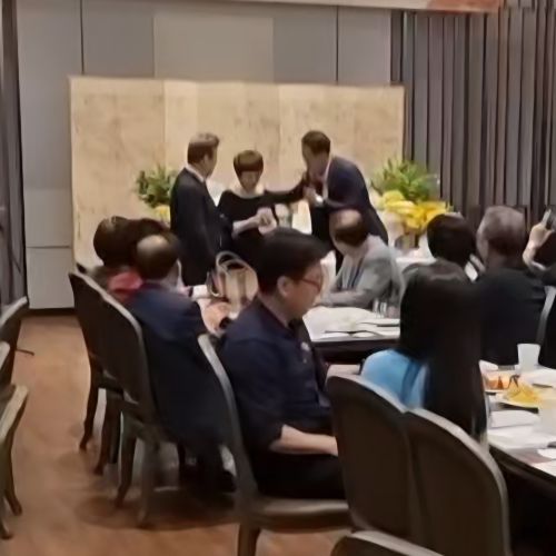 이모 이모부께 특별한 가족공로패를 전해 만족했습니다