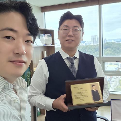 대표님의 10년 근속을 축하했습니다