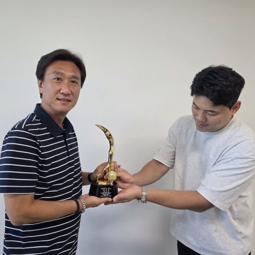 고급스럽고 무게감 있는 트로피에 만족했습니다
