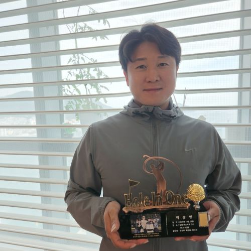 동생의 홀인원을 함께 축하하며 기쁨을 나눴습니다