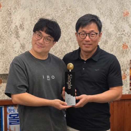 싱글 기념으로 저녁식사와 함께 기념패를 증정했습니다