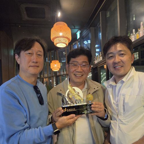 동반자에게 이글패를 전달하니 매우 좋아하고 감사해했습니다